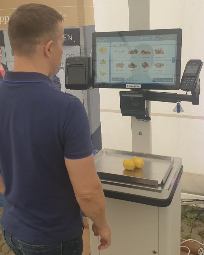 Retellect picklist demo on a StrongPoint self-checkout at Retail Festival 2020 in Vilnius — a pair of lemons on the scale.